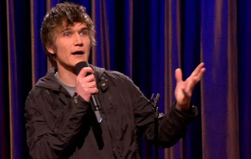 بو برنهام هنگام اجرای استندآپ کمدی خودش با نام «چی»