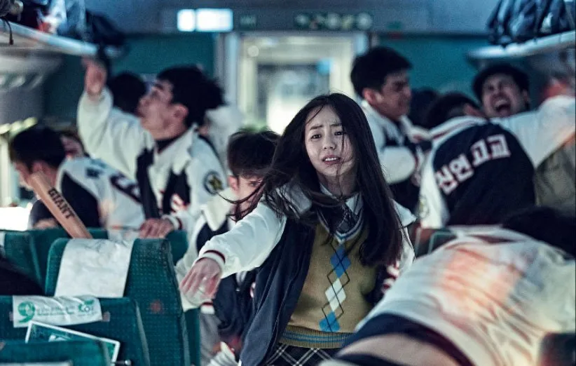 مسافران وحشت‌زده‌ی قطار که به دنبال نجات جان خود هستند