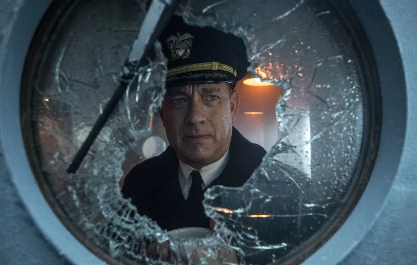 تام هنکس در نقش کاپیتان کراوس در نمایی از فیلم سگ تازی