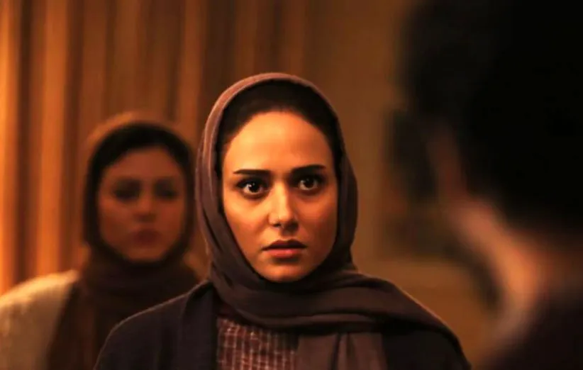 در هتریک نقش زنی خودساخته را بازی میکند