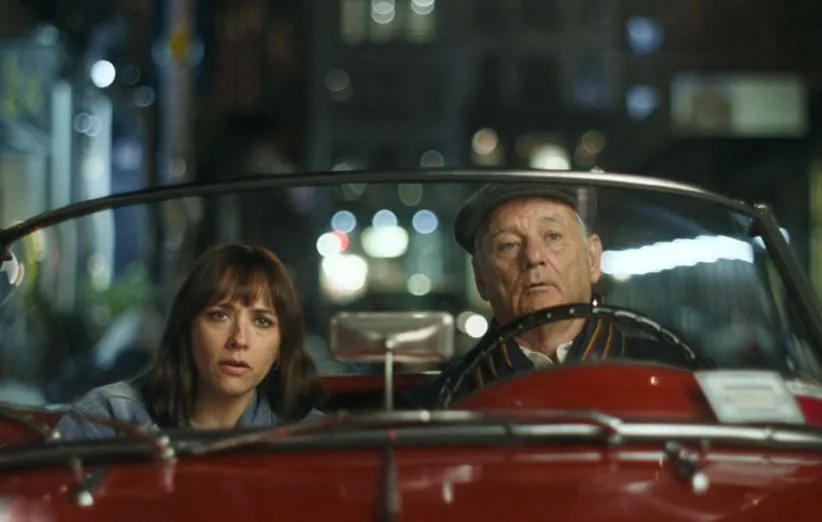 بیل موری و رشیدا جونز در نمایی از فیلم روی صخره‌ها