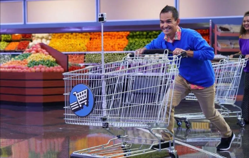 یکی از شرکت کنندگان برنامه‌ی جذاب و سرحال «جارو کردن سوپرمارکت» 