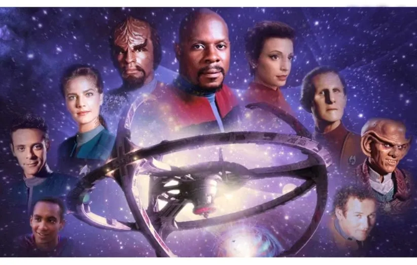 شخصیت‌های سریال «پیشتازان فضا» و فرمانده‌ی آن‌ها ایووری بروکس در مرکز تصویر