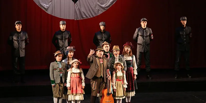 نمایش موزیکال «اشکها و لبخندها»