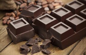 آیا شکلات تلخ برای سلامتی مفید است؟ (فواید، ضررها و نکاتی که باید بدانید)