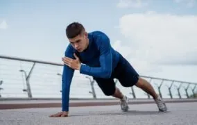 تمرین لمس شانه‌ها چیست و چگونه به بهبود تناسب اندام شما کمک می‌کند؟