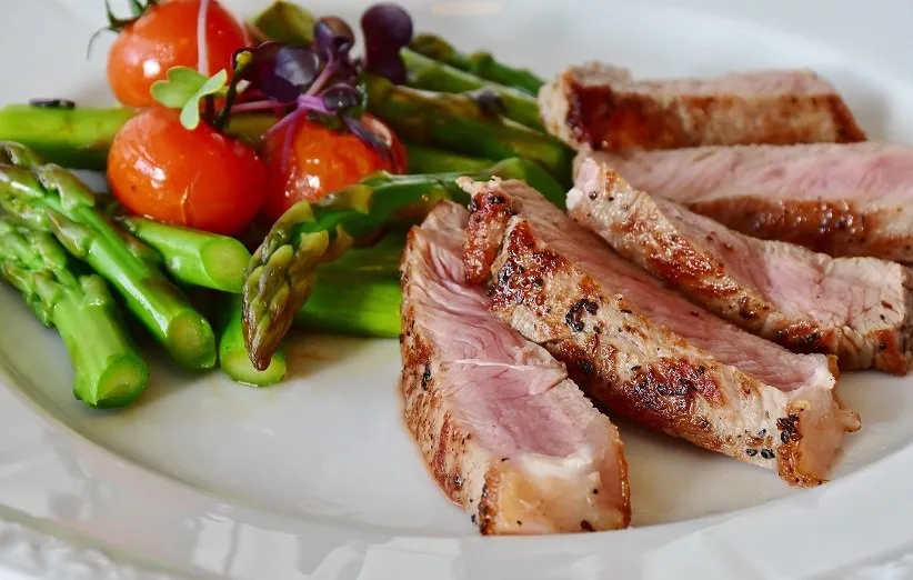 گوشت قرمز سرشار از روی