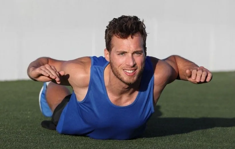 حرکت سوپرمن با خم نگه داشتن زانوها