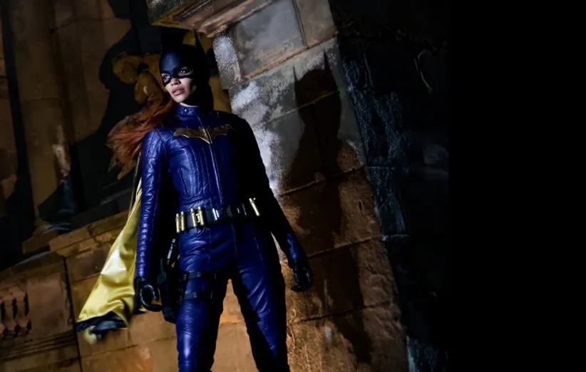 لزلی گریس نقش باربارا گوردون یا همان بت گرل را در این فیلم برعهده داشت