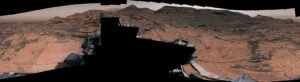 تصویر سراسرنما از منطقه‌ی حفاری آواناورو در دهانه‌ی گیل مریخ