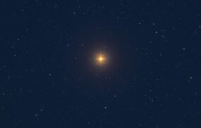 تصویر موزاییکی ابط الجوزا در آسمان شب؛ پراش نورهای ستاره در پردازش افزوده شده است.