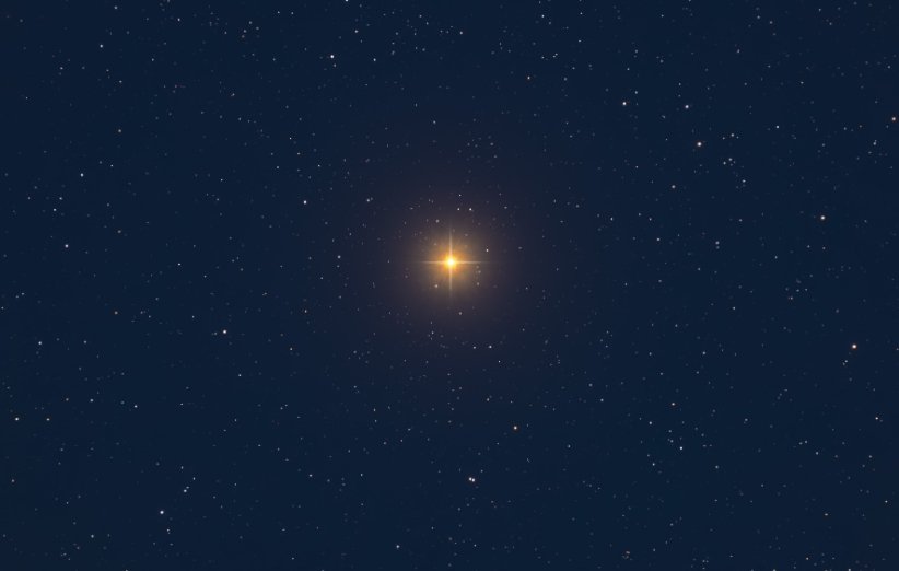 تصویر موزاییکی ابط الجوزا در آسمان شب؛ پراش نورهای ستاره در پردازش افزوده شده است.