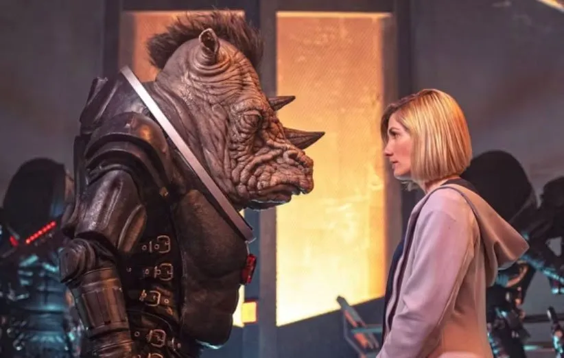 جودی ویتاکر، هنرپیشه‌ی بریتانیایی که اغلب با نقش دکتر هو شناخته می‌شود