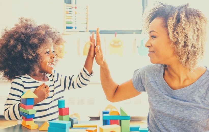 تشویق رفتار خوب در کودک با نشان دادن احساساتمان