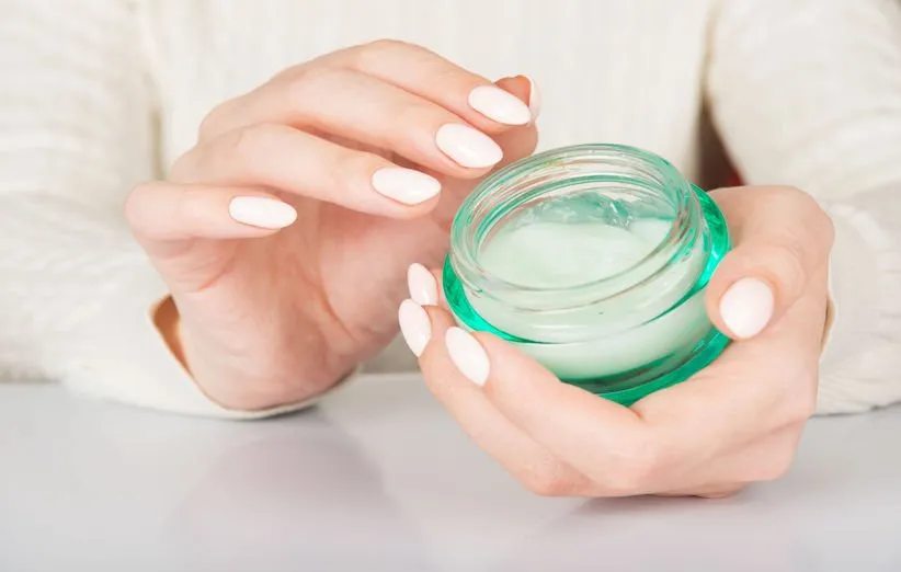 مرحله‌ی سوم: دست‌ها و کوتیکول ناخن را هیدراته کنید