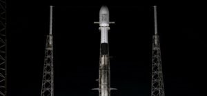 موشک فالکون 9 پیش از پرتاب مدارگرد کره به سوی ماه
