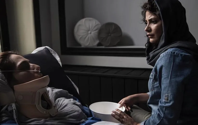 طناز طباطبایی و رعنا آزادیور در نمایی از فیلم خشم و هیاهو