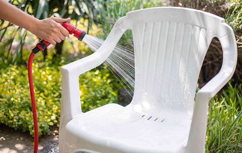 اب کشیدن و خشک کردن صندلی‌های سفید