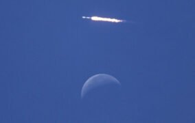 موشک فالکون 9 و نمایی از ماه