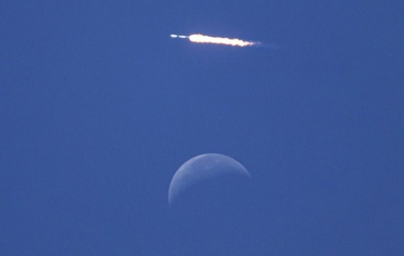 موشک فالکون 9 و نمایی از ماه