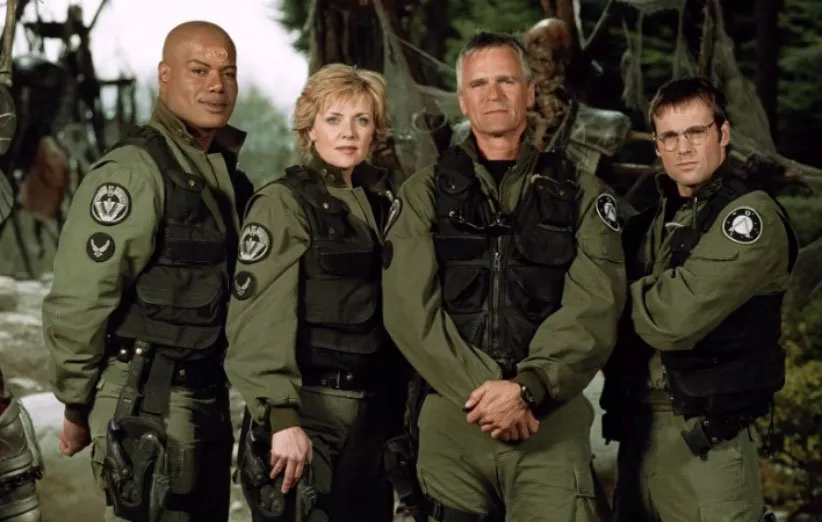 از راست مایکل شنکس، ریچارد دین، آماندا تپینگ و کریستوفر جاج گروه بازیگران اصلی سریال دروازه ستارگان