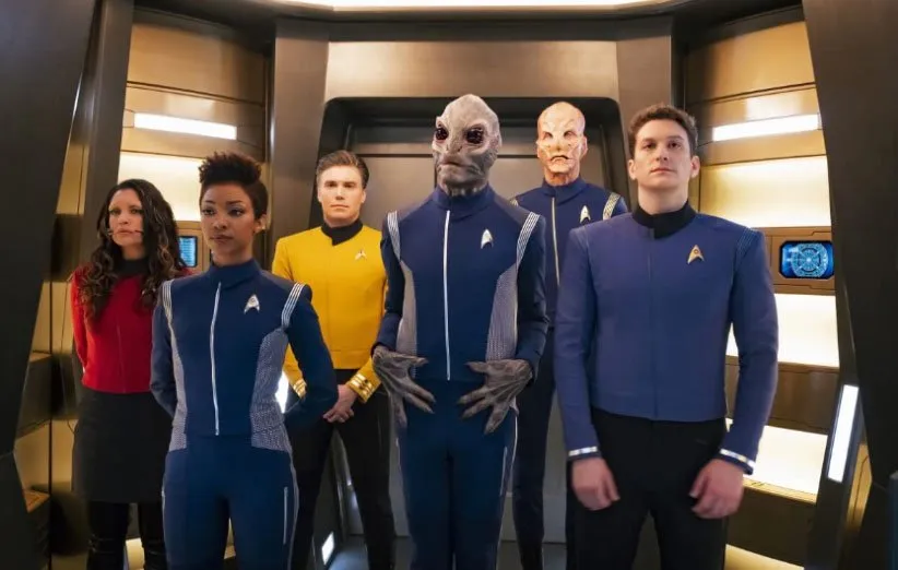 از راست داگ جونز، آنسون مونت، دیوید بنجامین، مونیکا مارتین گرین و ریچل انچریل در نمایی از پیشتازان فضا: دیسکاوری