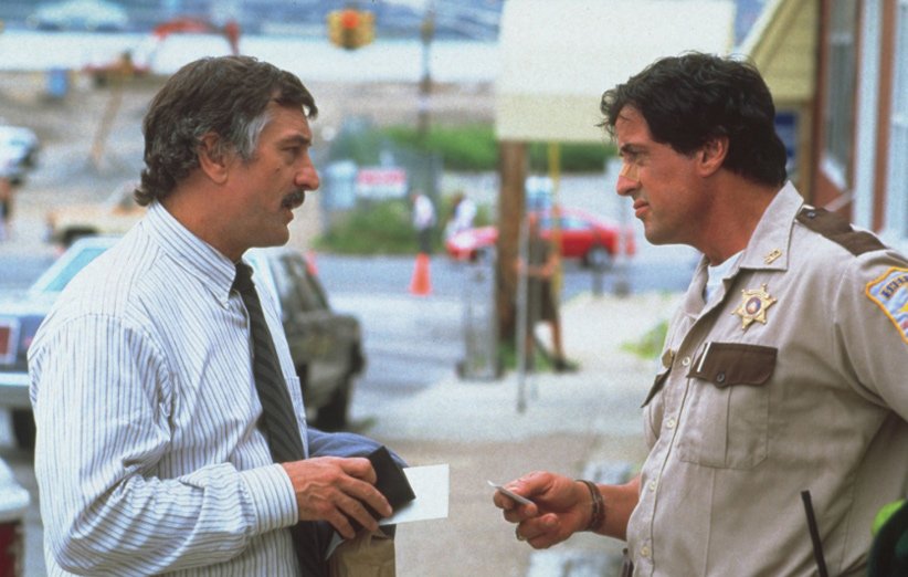 سیلوستر استالونه و رابرت دنیروی بزرگ در نمایی از فیلم شهرک پلیس