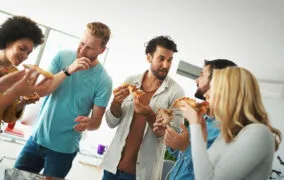 ایستاده غذا خوردن