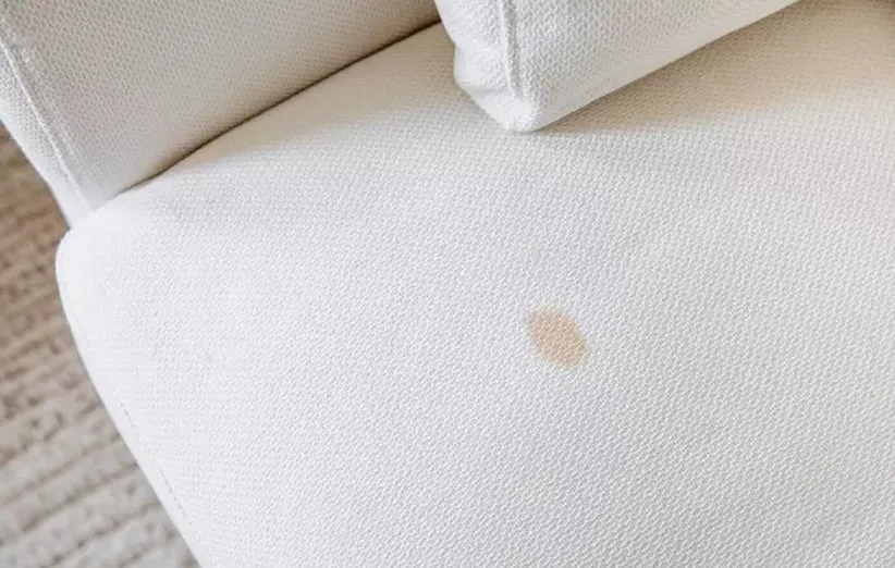 تمیز کردن لکههای مبل