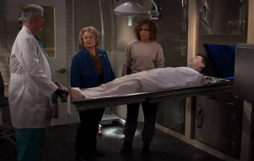 جنیفر لوپز و شان هایس (بازیگر نقش جسد) در نمایی از سریال ویل و گریس