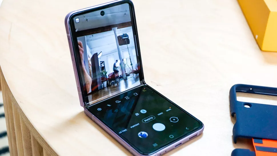 مقایسه‌ی گلکسی زد فلیپ 4