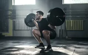 آیا تمرین اسکات به زانوها آسیب می‌رساند؟ (نکاتی برای ورزش بهتر)