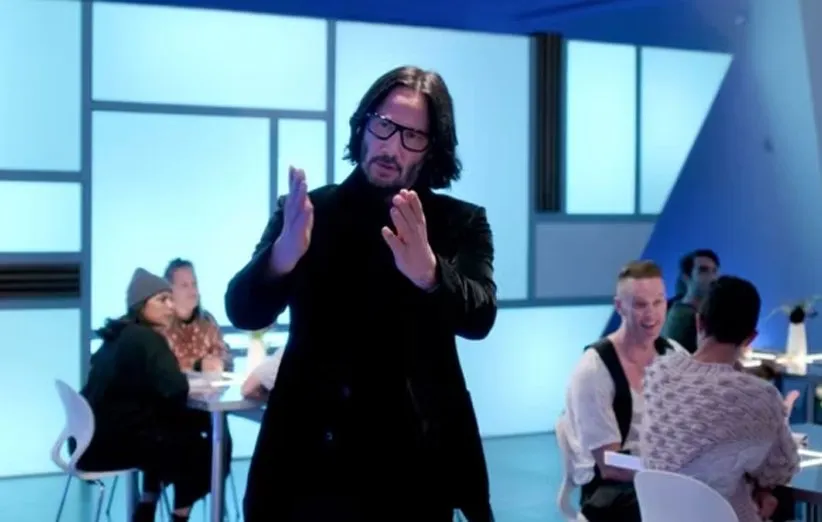 کیانو ریوز همیشه خوشتیپ در نمایی از فیلم همیشه شاید من باش