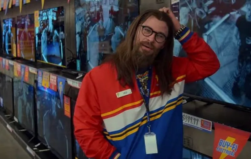 کریس همسورث در نمایی از فیلم رهگیر که همسرش السا پاتاکی نقش اول آن را به عهده داشت