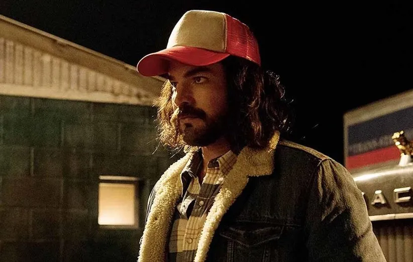 آدام لمبرت و گریم عجیبش در نمایی از فیلم حماسه‌ی کولی