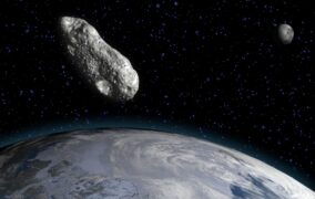 طرحی گرافیکی از ماه و برخورد یک سیارک به زمین