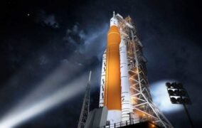 مجموعه‌ی موشک SLS و فضاپیمای اوریون بر سکوی پرتاب