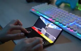 گوشی‌ها لپ‌تاپ‌های تاشو رول‌شونده