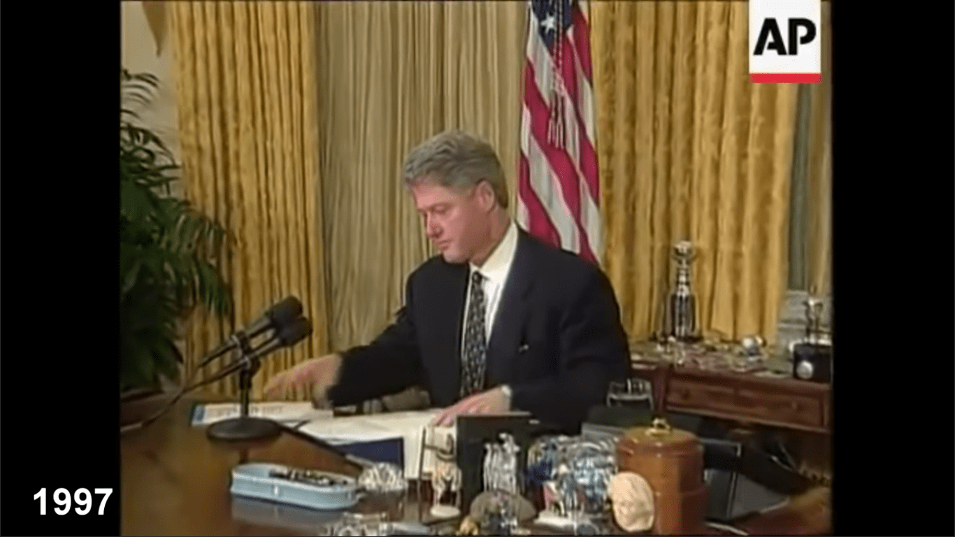 بیل کلینتون در حال امضا برای پیوستن به کیوتو پروتکل