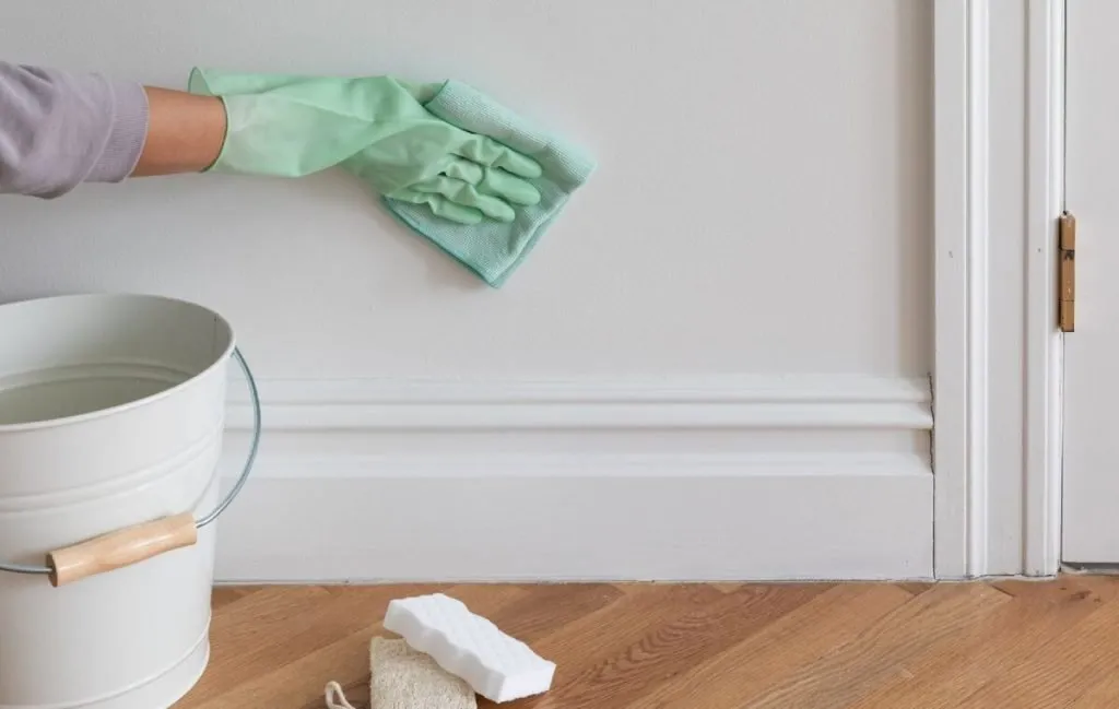 استفاده از مایع سفید کننده و وایتکس برای تمیز کردن دیوار