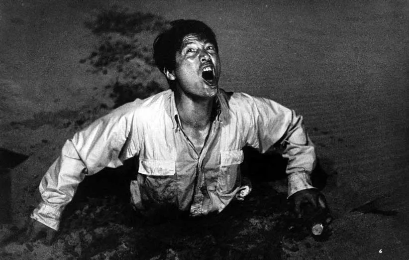 زن در ریگ روان