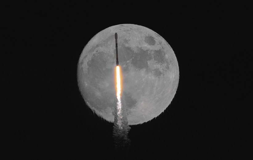 موشک فالکون 9 هنگام پرتاب ماهواره‌های جدید گلکسی اینتل‌ست در برابر ماه تقریبا کامل