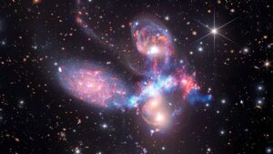 کهکشان پنج گانه استفان از نگاه جیمز وب و چاندرا