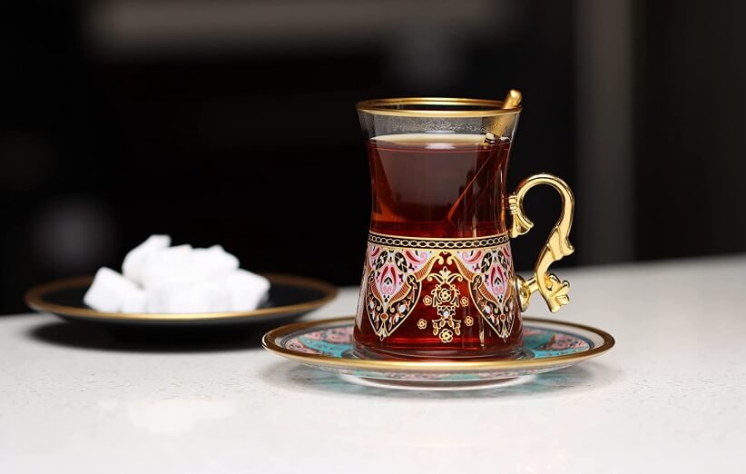 دم کردن چای ایرانی برای صبحانه ایرانی