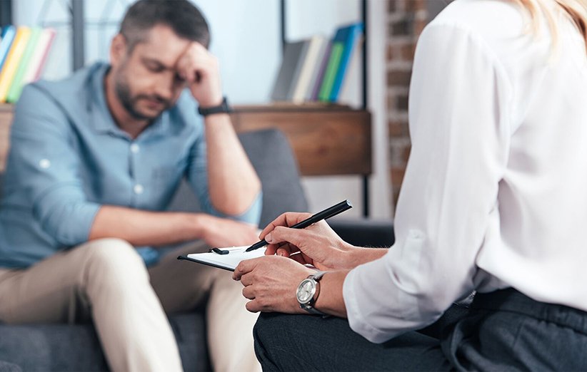 صحبت کردن با درمانگر درباره‌ی اضطراب بحران میانسالی