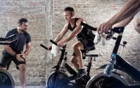 دوچرخه ثابت چه تأثیری روی بدن دارد و چرا باید با آن ورزش کنید؟