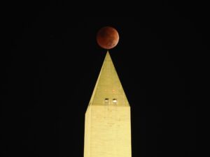 ماه گرفتگی بر فراز بنای یادبود واشنگتن