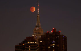 ماه کامل بر فراز ساختمان امپایر استیت