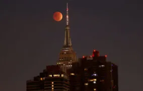 ماه کامل بر فراز ساختمان امپایر استیت