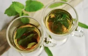 بهترین دمنوش گیاهی برای کاهش علائم دوران قاعدگی